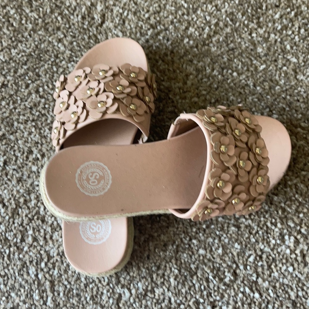 Women’s pink slides